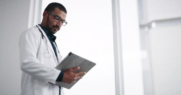 医院的医疗保健 平板电脑和男医生 用于规划 研究或网络通讯 搜索和快乐的男性外科医生 应用在线手术时间表 远程健康或关于我们的Faq — 图库视频影像