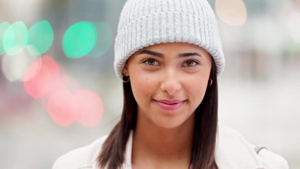Μοντέρνο Νεαρή Γυναίκα Χειμώνα Φορώντας Κομψό Σκούφο Μια Πόλη Φόντο — Αρχείο Βίντεο
