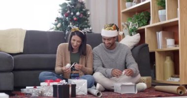 Noel, çift ve hediye paketleri kağıtla sarılmış ve parti şapkasıyla kutlanıyor. Mutluluk, sohbet ve günümüzde sevgi dolu bir tatil için oturma odasında bulunan genç insanlar..