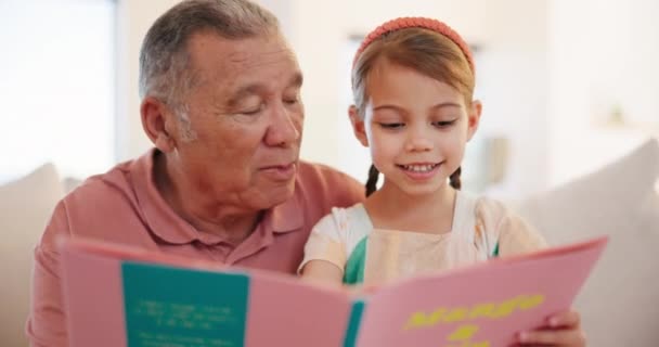 Glücklich Buch Und Großvater Lesen Mit Kind Auf Einem Sofa — Stockvideo