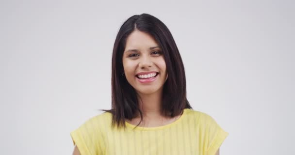 Cara Sorriso Mulher Com Polegares Para Cima Para Acordo Estúdio — Vídeo de Stock