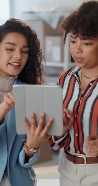 Współpraca Tablet Szczęśliwa Profesjonalna Kobieta Sprawdzić Dostawy Commerce Sklepu Lista — Wideo stockowe