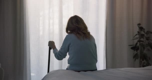 为健康 退休和医疗保健 与老妇人一起思考 悲伤和窗户 以及在卧室里散步 抑郁症 精神健康和有残疾病人的疗养院寻求支助 — 图库视频影像