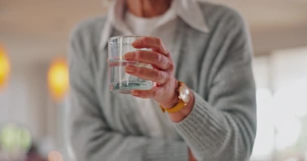 파킨슨 관절염 가정에 마시는 목마른 노인과 활력을위한 건강하거나 신선한 H2O — 비디오