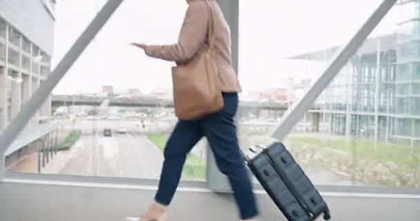 Frau Fuß Und Gepäck Flughafen Für Die Reise Abflugzeit Des — Stockvideo