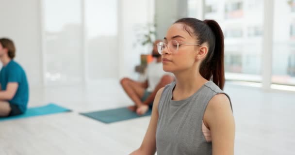 リラックス または瞑想中の女性は または禅のマインドフルネスとのバランスを取ります チャクラエネルギー メンタルヘルスまたはホリスティックヒーリングのためのポーズで目を閉じ または落ち着いた人 — ストック動画