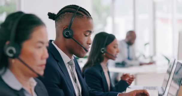 Müşteri Desteği Dizüstü Bilgisayar Görüntülü Konuşma Dünyası Siyahi Adam Sohbeti — Stok video