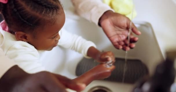 Föräldrarnas Hjälp Flicka Att Rengöra Händer Hygien Och Vatten Säkerhet — Stockvideo