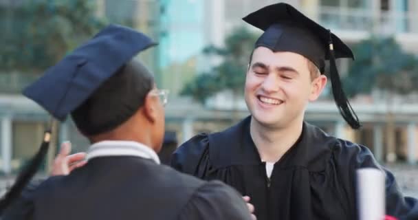 毕业典礼上 朋友们拥抱着快乐的人们 与他们握手庆祝在大学里取得的成就 毕业生或学生的拥抱 在大学的证书或成功 支持或祝贺 — 图库视频影像