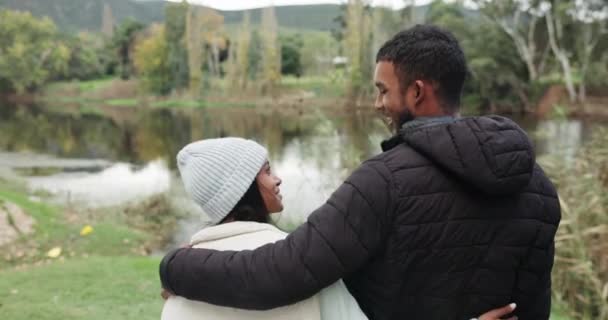 年轻夫妇 拥抱和户外与回顾 爱和承诺 信任和安全一起在湖边 在自然公园 男人和女人带着慰藉和爱心 用日期粘合 支持和关怀 — 图库视频影像