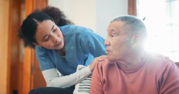 看護師 高齢者の介護に関するアドバイス サポート または老人ホームでの信頼を聞く 医療または介護者は 退職後の家でソファーでシニアマンや患者と話す — ストック動画