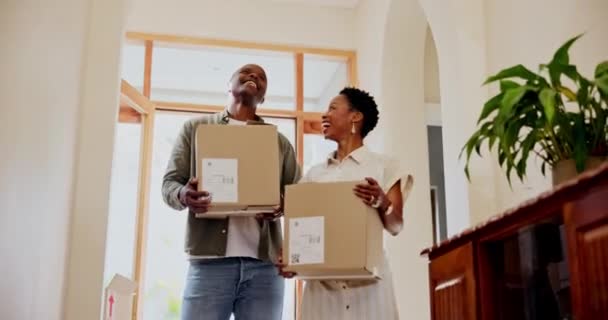 Glückliches Schwarzes Paar Box Und Umzug Ein Neues Zuhause Investition — Stockvideo