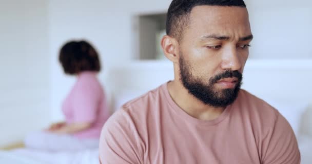 ベッドルームにいる夫婦の男は 悲しみ そして自宅でイライラしています 感情的なドラマのための浮気 結婚の事件または有毒な戦いのために怒っているパートナーの危機 離婚と顔 — ストック動画