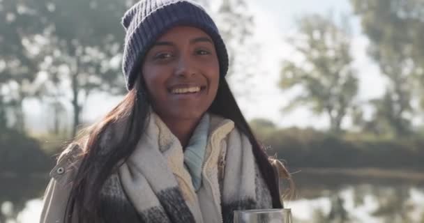 在冬季周末旅行 度假或冒险的时候 一个女人在湖边的自然 快乐和脸庞 在室外森林或树林里笑着的印度女性的旅行 自由和肖像 — 图库视频影像