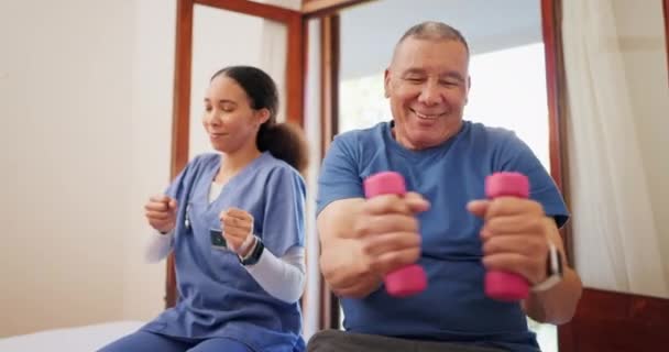 Bărbat Senior Fitness Gantere Pentru Exerciții Fizice Clasă Ajutor Fizioterapeut — Videoclip de stoc