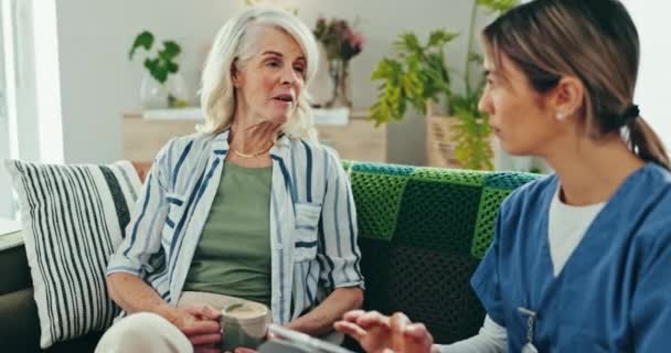 Terapia Anciana Sofá Enfermera Con Tableta Apoyo Asesoramiento Para Atención — Vídeos de Stock