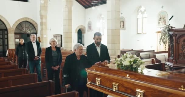 Pogrzeb Kościół Ludzie Ręką Trumnie Pożegnanie Żałoba Żałoba Nabożeństwie Żałobnym — Wideo stockowe