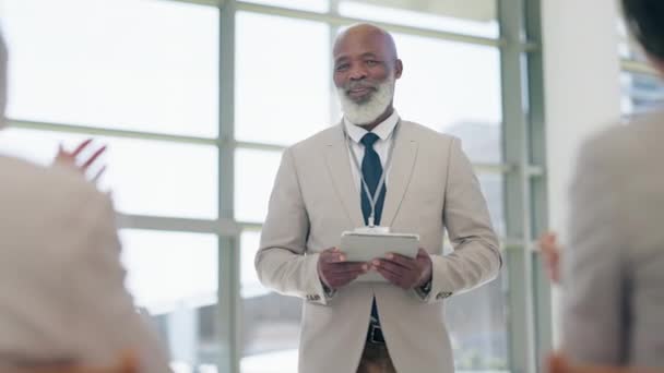 Présentation Conférence Homme Noir Sur Tablette Avec Des Applaudissements Public — Video