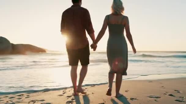 在墨西哥 背靠背 手牵手 在日落时 带着爱 自由或自然的结合散步 在海上旅行 度假或度假 旅行或冒险 — 图库视频影像