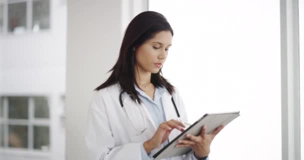 Gezondheidszorg Gezichts Vrouwelijke Arts Met Tablet Instemming Expressie Het Ziekenhuis — Stockvideo