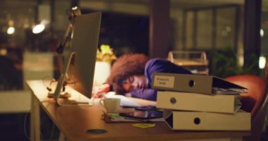 Bitkin muhasebe müdürü dosyaları okuduktan sonra bilgisayarın başında uyuyor, teslim tarihine kadar evrak işleriyle uğraşıyor. Muhasebeci uyuyor ve geceleri ofiste bitkin düşüyor..
