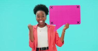 Siyahi kadın, konuşma balonu ve stüdyoda kazanan yumruk mavi arka planda haber, anlaşma ya da yarışma ödülü için heyecanlanıyor. Eller, portre ve Afrikalı kadın kazananlar sosyal medya, afiş veya imza.
