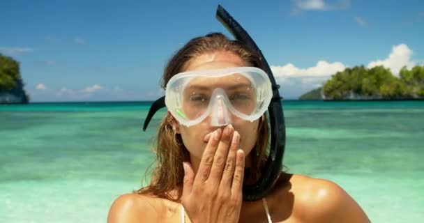 Beso Snorkel Playa Mujer Para Libertad Aire Libre Bienestar Verano — Vídeos de Stock
