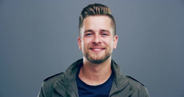 Rock Hand Jesti Stüdyodaki Adamın Gülümsemesi Yüzü Özgürlük Enerji Emoji — Stok video