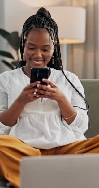 Femeie Telefon Mobil Mesaje Râzând Conexiunea Domiciliu Sau Comunicare Bârfă — Videoclip de stoc
