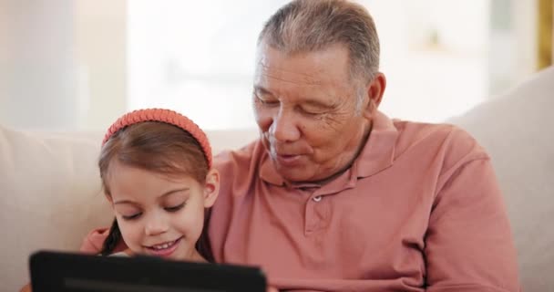 Senyum Tablet Dan Kakek Dengan Anak Anak Sofa Ruang Tamu — Stok Video