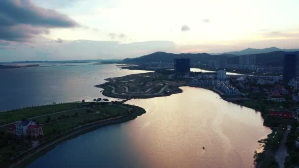 Miasto Wyspa Dron Lub Budynek Horyzoncie Wodnym Przygodowe Wakacje Infrastrukturę — Wideo stockowe