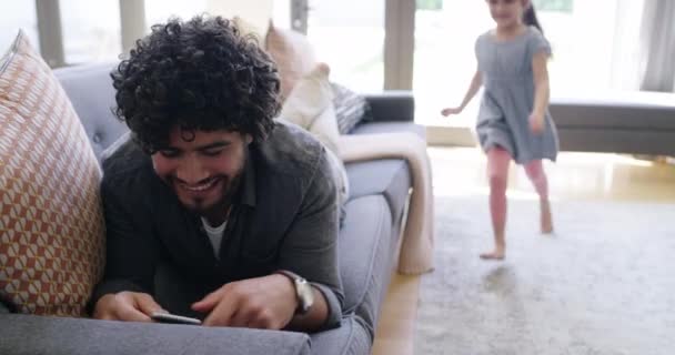 Pai Sofá Abraço Surpresa Menina Criança Com Amor Comunicação Relaxado — Vídeo de Stock