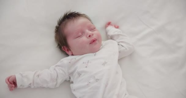 Νεογέννητο Πρόσωπο Ύπνος Τέντωμα Στο Κρεβάτι Βρεφικό Σταθμό Για Χαλάρωση — Αρχείο Βίντεο