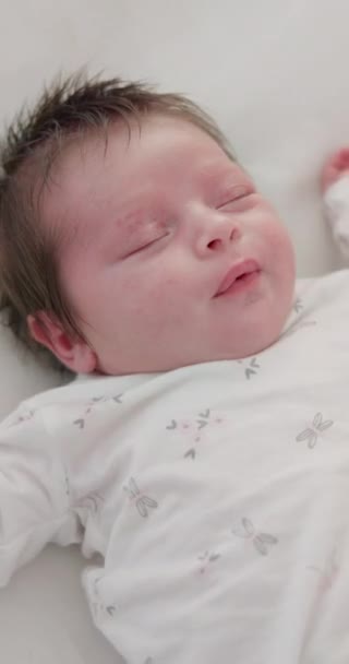Baby Träume Und Schlafe Morgens Auf Kinderbett Und Decke Mit — Stockvideo