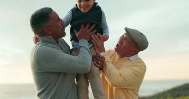 Opa Mann Und Lift Kind Mit Sorgfalt Freien Für Glück — Stockvideo