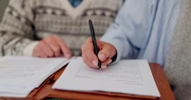Руки Пара Подписать Договор Бумаге Договор Страхование Юридический Документ Пожилые — стоковое видео