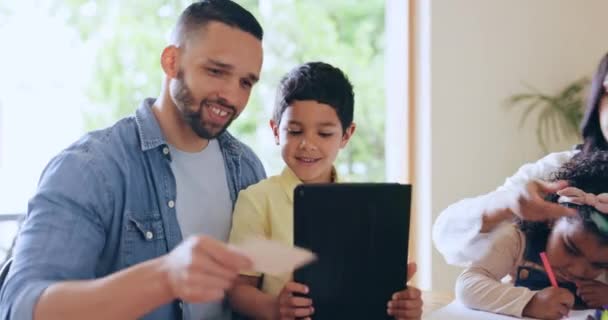 Anne Baba Çocuklar Evde Öğrenim Öğretim Eğitim Desteği Yazma Gelişimi — Stok video
