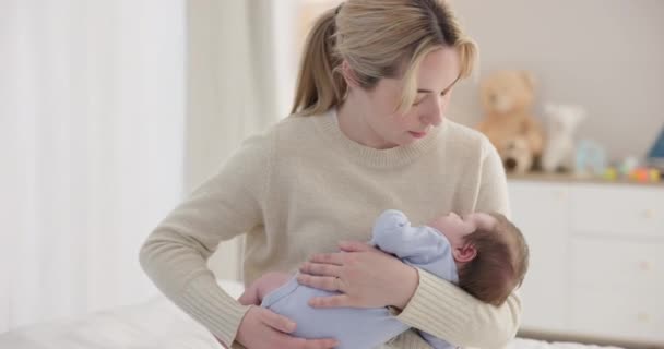 Moeder Baby Dutje Met Liefde Zorg Ondersteuning Voor Pasgeborenen Kinderkamer — Stockvideo