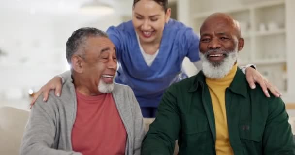 Senior Mannen Knuffel Met Verzorger Bank Voor Ondersteuning Check Compassie — Stockvideo