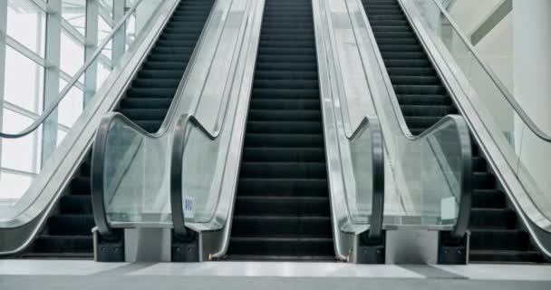 Escalator Mozgó Gép Üres Repülőtér Utazás Belsejében Épület Elektronikus Lépcsős — Stock videók