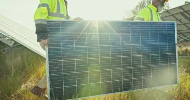 Lavoro Squadra Uomini Che Trasportano Pannello Solare Installazione Energia Pulita — Video Stock