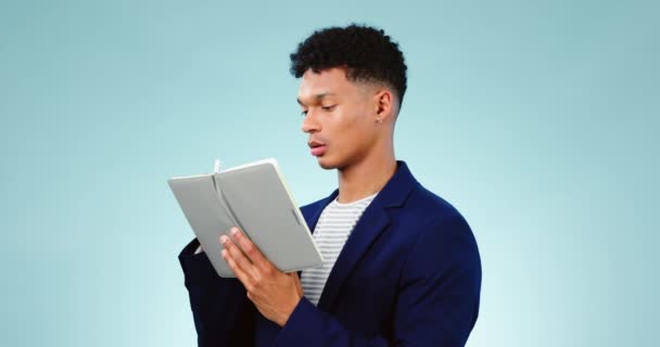 Negocios Cuaderno Hombre Escribiendo Pensando Planeando Fondo Estudio Azul Persona — Vídeos de Stock