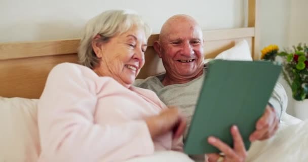Senior Pár Tablet Ložnici Šťastný Nebo Line Připojení Čtení Sociálních — Stock video