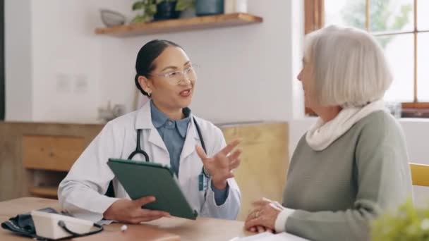 Lekarz Kobieta Piątka Opiekę Zdrowotną Tabletki Porady Lub Komunikację Domu — Wideo stockowe