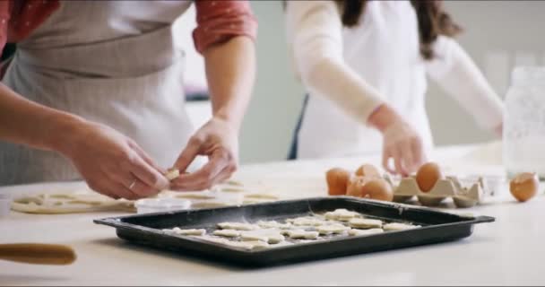 Ruce Dítěte Matky Pečení Sušenky Kuchyni Výukou Učení Spojování Dohromady — Stock video