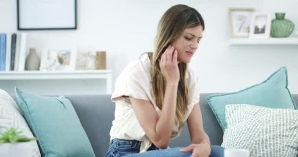 沮丧的女人 牙疼和疼痛在客厅沙发上 在口腔 牙龈或口腔受伤的紧急情况下在家里 患有牙痛 下巴或蛀牙及牙龈炎的女性病人在家中沙发上的脸 — 图库视频影像