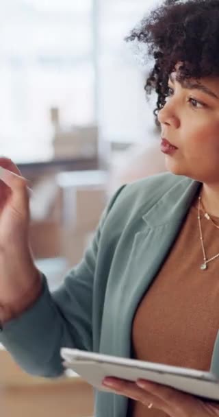 Tablet Planejamento Uma Mulher Negócios Escrevendo Uma Placa Vidro Seu — Vídeo de Stock
