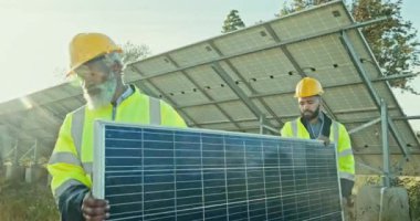 Kurulum, yenilenebilir enerji ve açık hava elektrik bakımı için güneş panelleri olan bir ekip. Sürdürülebilirlik, işbirliği ve teknisyen fotovoltaik güç sisteminde yükleniciye yardım