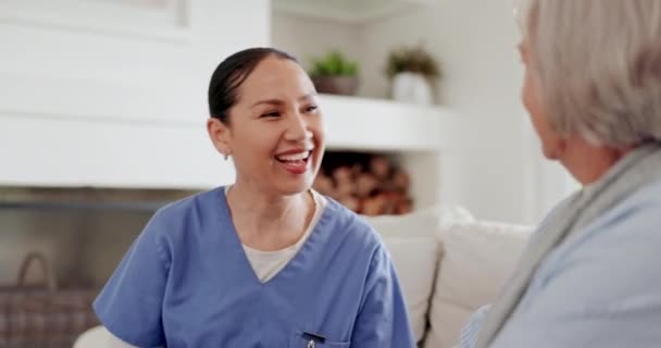Fröhliche Krankenschwester Berät Seniorin Hause Lustiges Lachen Oder Gemeinsames Gespräch — Stockvideo