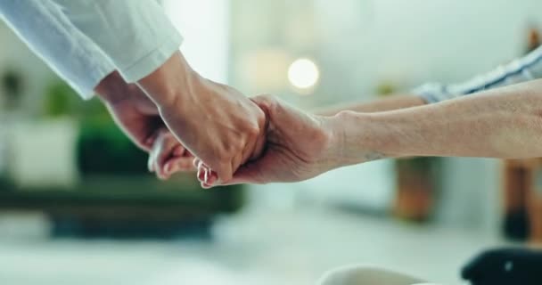 Verpleegster Oudere Vrouw Hand Hand Voor Steun Empathie Hoop Kanker — Stockvideo